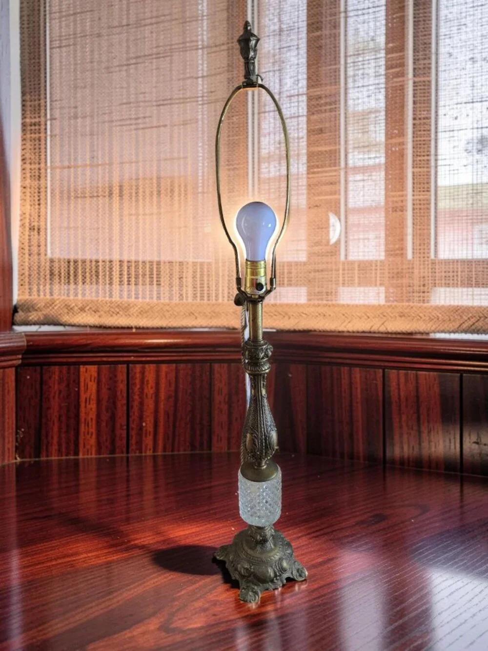 Vintage Cambridge Brass/Glass Scrollwork Base Banquet Table Lamp.